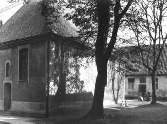 Bild der Gastkirche um 1930 mit dem alten Gasthaus im Hintergrund